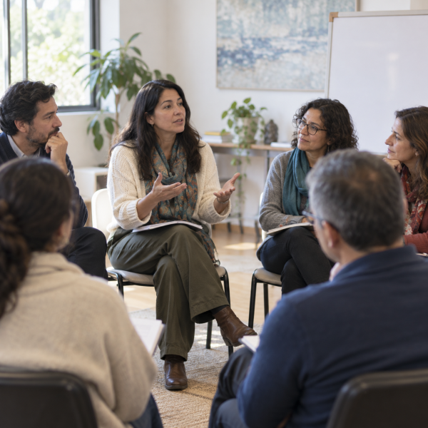 Grupo de personas participando en una conversación formativa en RIMANA